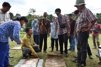 InspectionofthepotentialrawrubberqualityproducedbyMekarRayaVillagebyPakAgus Kharison and advice on how to process rubber latex so it produces high quality raw rubber.JPG